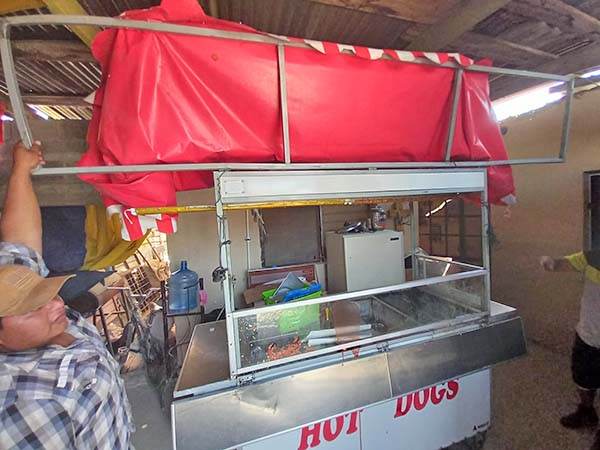 Roban y destrozan puesto de hot dogs