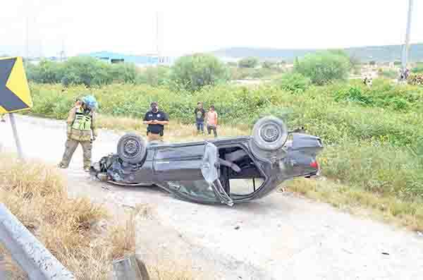 Le baja el azúcar y vuelca su auto