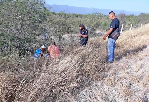 Vuela en moto y cae al arroyo