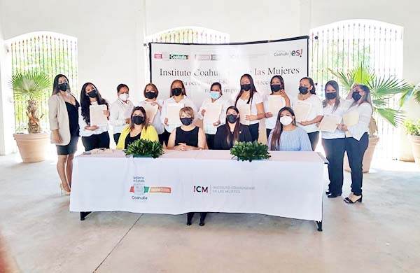 Mujeres de Ciénegas se gradúan de prepa