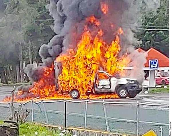 Incendian vehículos de reparto en Michoacán