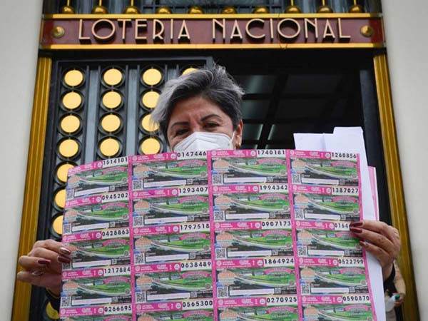 Anuncian ganadores de la rifa de las casas