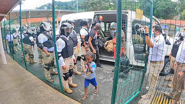Contagiada, da a luz en camión mujer haitiana