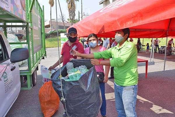 Realizan en biblioteca Mercado de Reciclaje