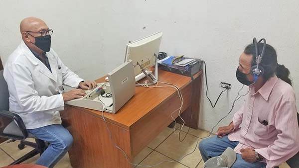 Realiza campañas de salud visual y auditiva