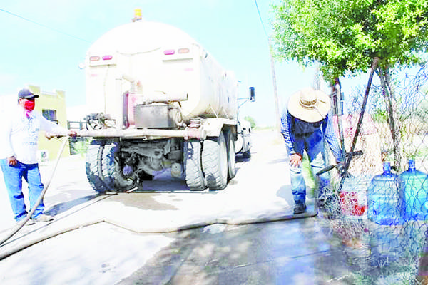 Distribuye Temo agua en colonias
