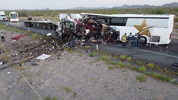 Choque de autobús y dos trailers deja 16 muertos en Sonora