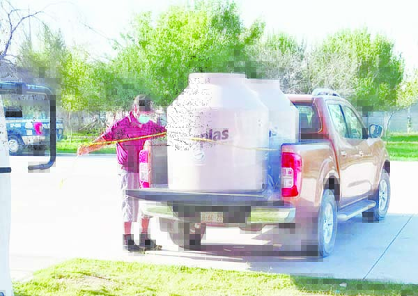Adquieren familias tinacos subsidiados