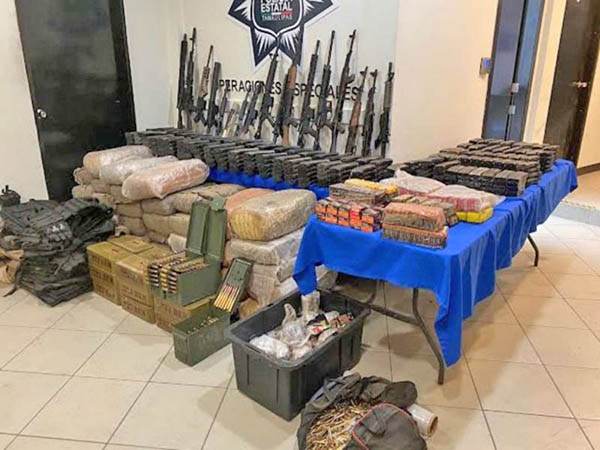 Caen 4 policías ligados al narco en Tamaulipas; aseguran arsenal y ‘monstruos’