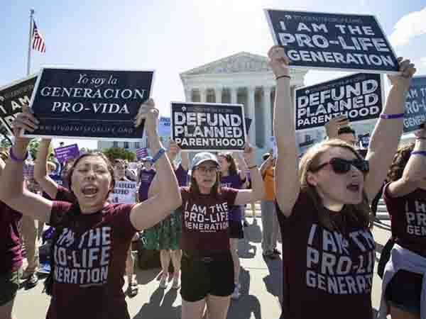 Protegen clínicas en Texas de demandas de grupo antiaborto
