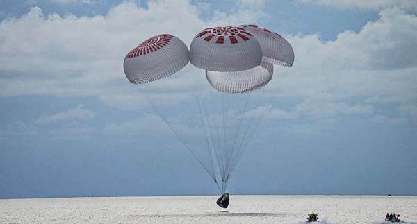 Regresa a Tierra primera misión civil de SpaceX