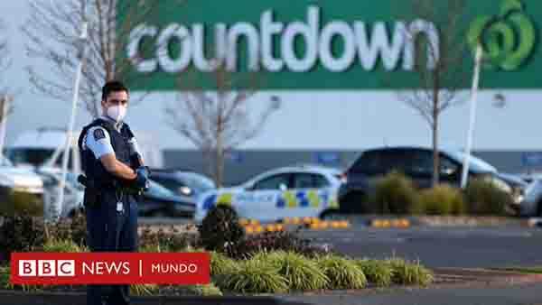 Hombre entra a supermercado y apuñala a seis