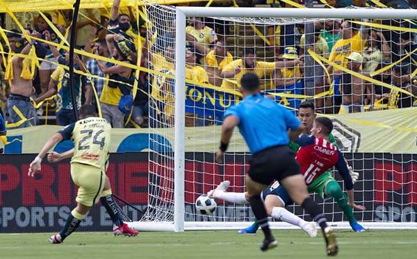 ¡A lo Solari! América alargó su buen momento para quedarse con el Clásico ante Chivas