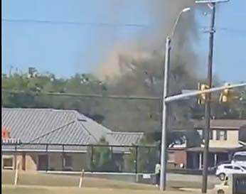 Avión militar cae sobre casas en Texas; hay dos heridos
