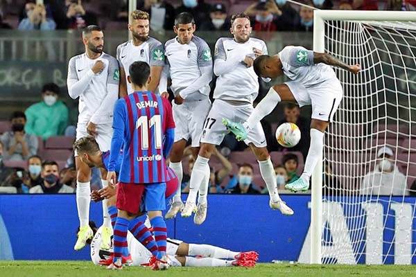Rescata Barsa empate; se aleja de la cima