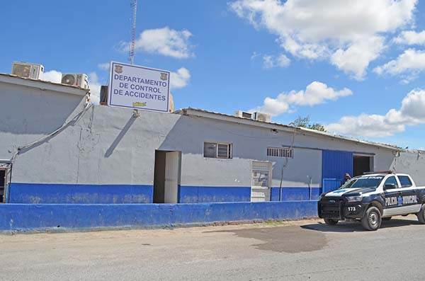 Consignan a funcionario por escapar de accidente