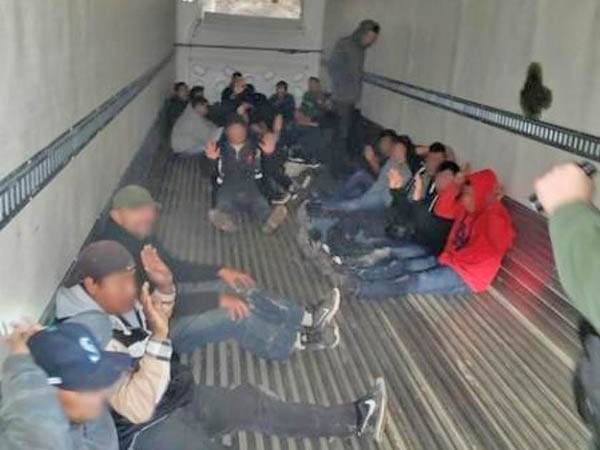 Rescatan de la muerte a familia de migrantes