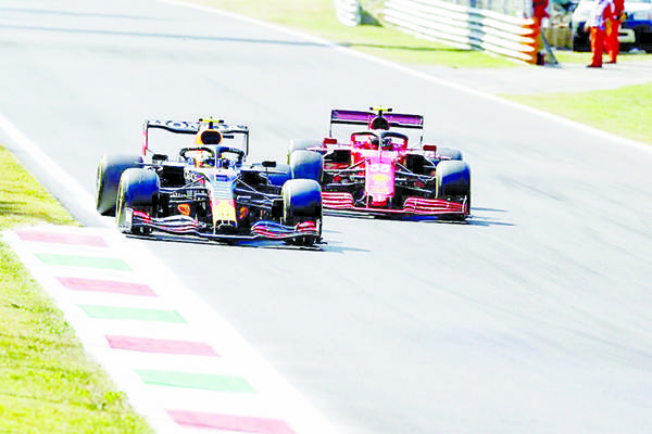 Checo sin podio, ¿culpa de Red Bull o de la FIA?
