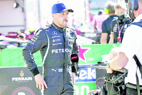 Firma Valtteri Bottas con Alfa Romeo