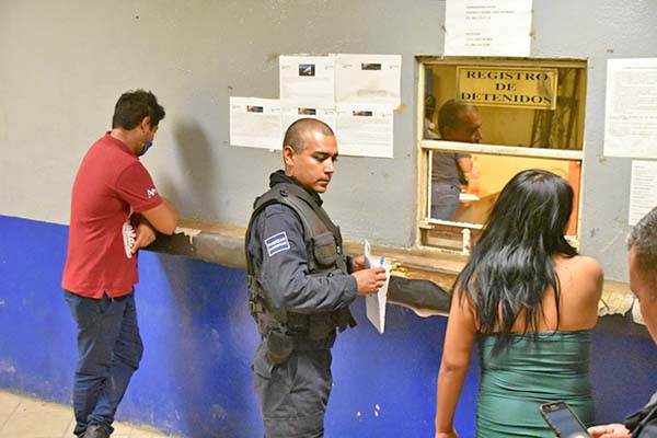 Lapida casa al ver mensajes a marido