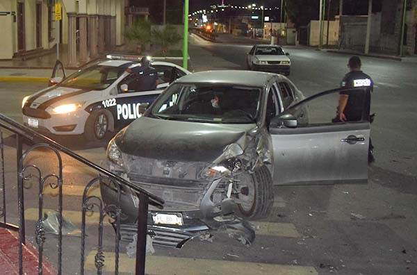Embarra carro frente a presidencia