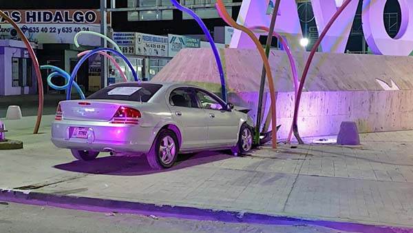 Embarra carro contra letras de Monclova