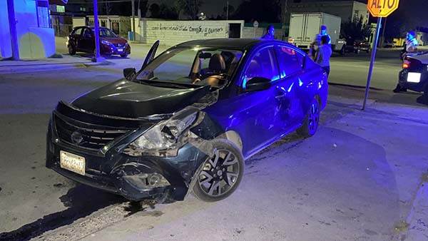 Destroza autos al ignorar alto