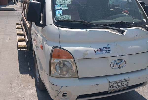 Frena camión detrás de carro estacionado