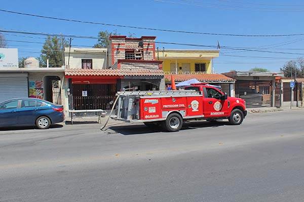 Se quema basura dentro de vivienda