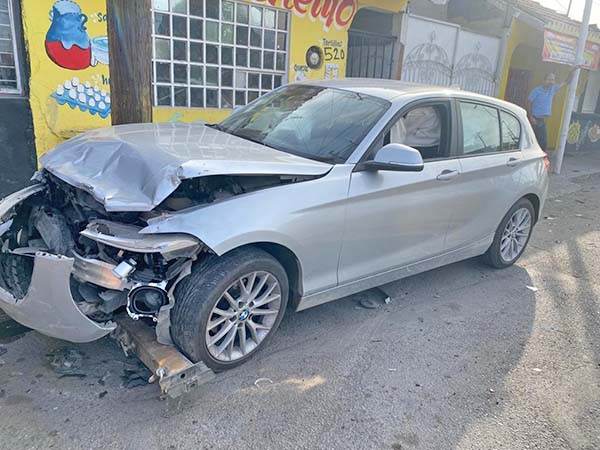 Estaciona carro Y se lo chocan
