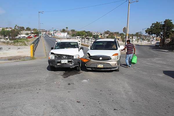 Mujer se embarra contra estaquitas