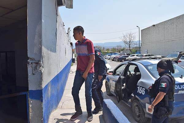 Arrestan a tóxico afuera de su casa