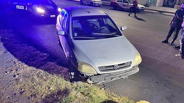 Destroza auto al chocar banqueta