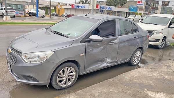 Pavimento mojado provoca accidente