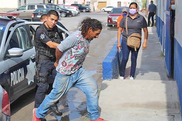 Roba láminas a su ex mujer