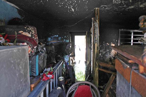 Fuego envuelve casa en llamas