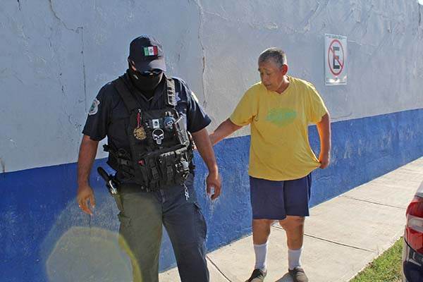 Trata enfermo golpear a mamá
