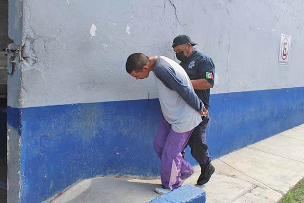 Pega su boca con resistol