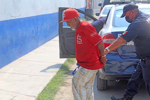 Intenta “Mudo” golpear a familia