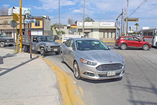 Causa choque al salir de estacionamiento