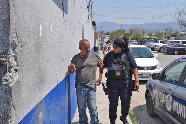 Acaba en prisión por dormir en la calle