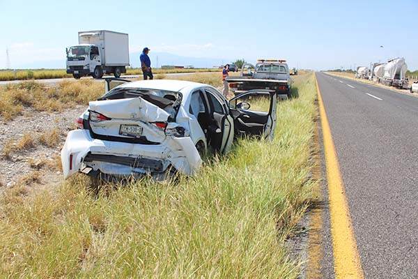 Arrastra tráiler a carro