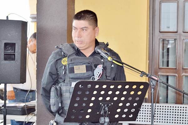 Reciben a jefe policiaco con inconformidades
