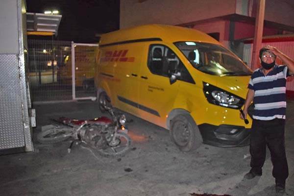 Grave motociclista al chocar con camión