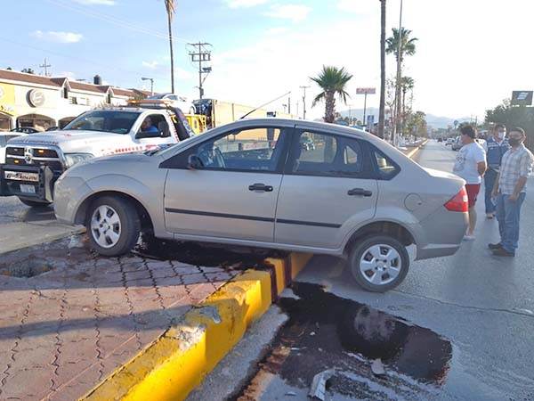 Trepa auto al camellón