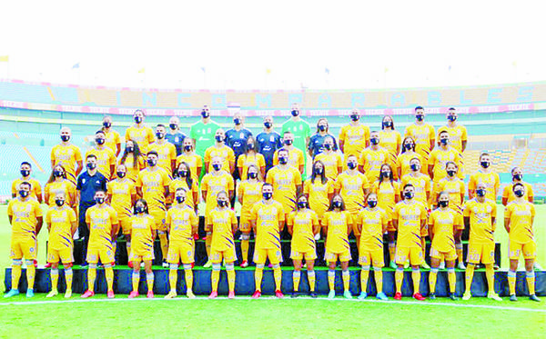 Posan juntos Tigres varonil y femenil en fotografía del Apertura 2021
