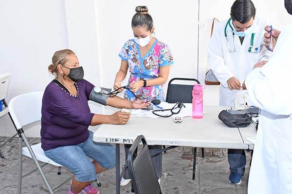 Acercan brigada médica a pensionados en banco
