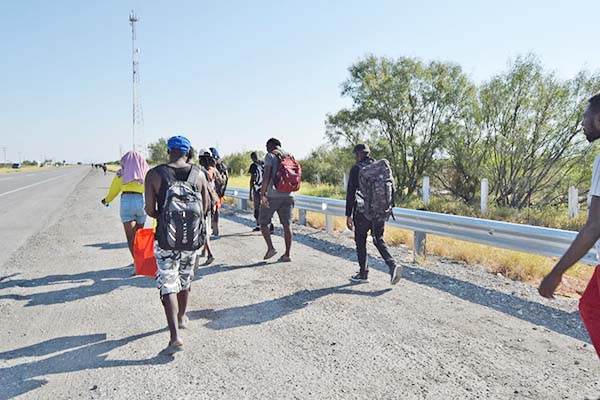Atraviesan migrantes Monclova caminando