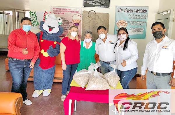 Entrega Oyervides alimento a ancianos