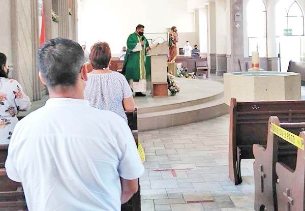 Tras polémica Lázaro se ausenta de la misa